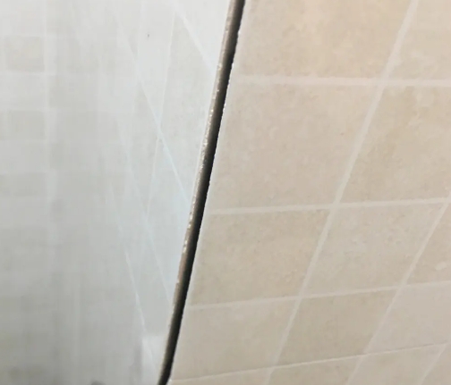 柳林瓷砖空鼓维修公司分享阳台瓷砖脱落的修复过程可以分为以下几个步骤